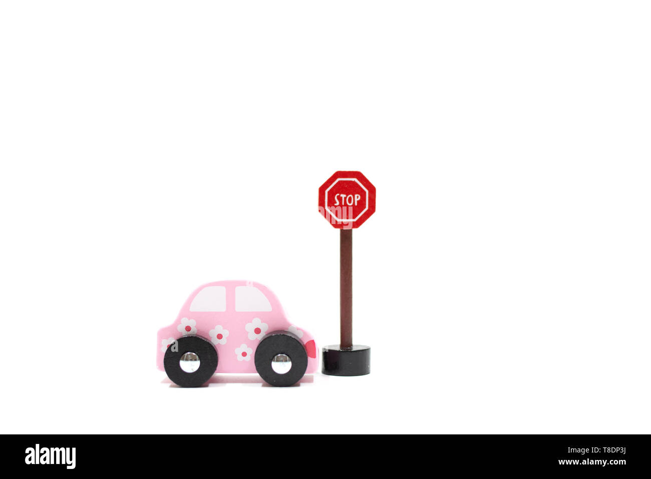 Aprenda a conducir los coches y signos sobre fondo blanco.Obtenga la licencia de conducir. Propósito para verano. licencia de conductor las normas de circulación de tráfico. Foto de stock