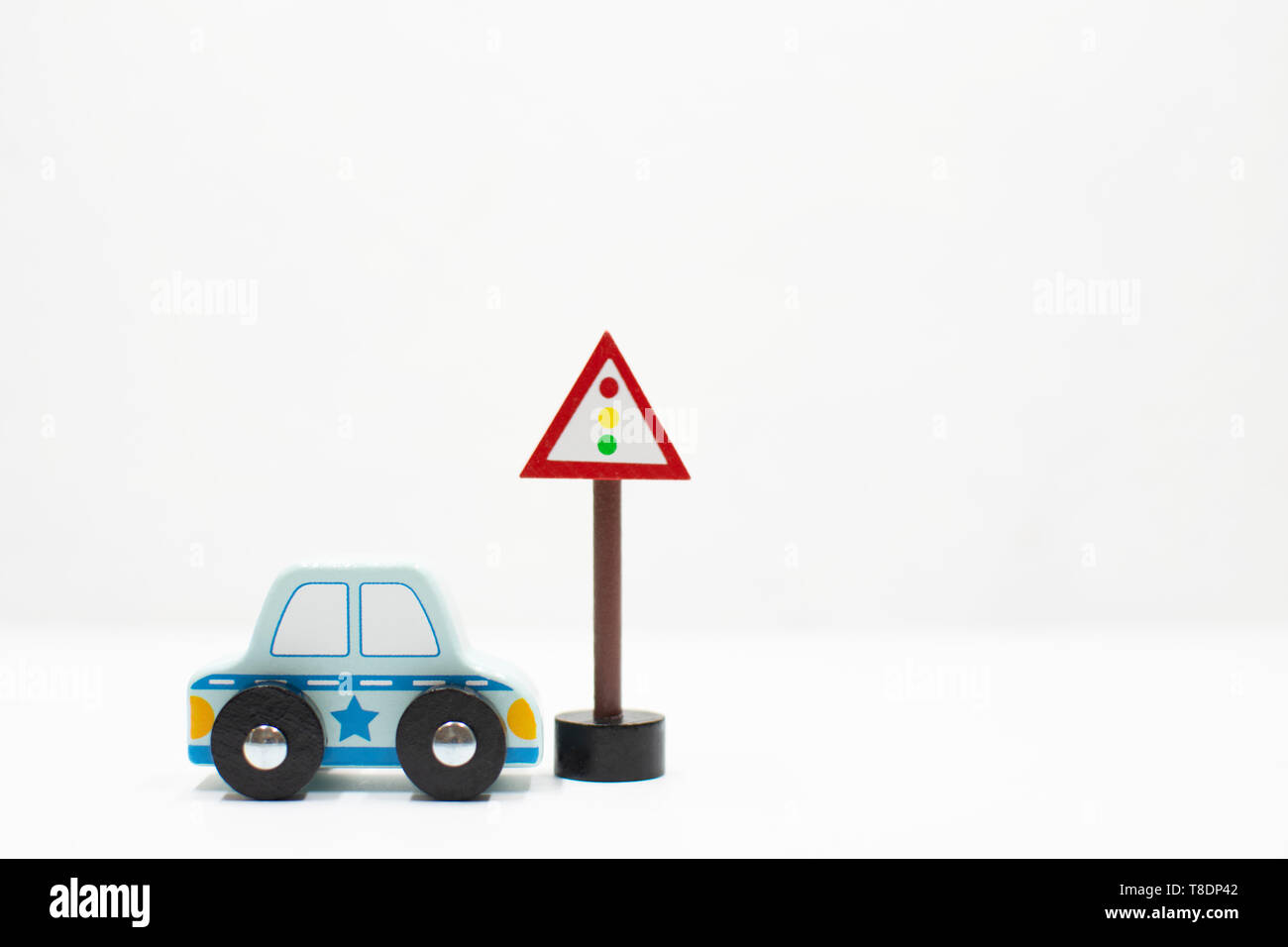 Aprenda a conducir los coches y signos sobre fondo blanco.Obtenga la licencia de conducir. Propósito para verano. licencia de conductor las normas de circulación de tráfico. Foto de stock