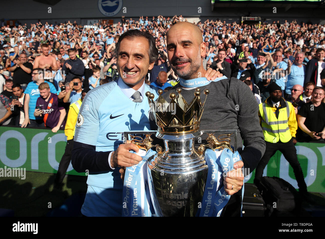 Manchester City el entrenador Pep Guardiola (derecha) y entrenador Manel  Estiarte celebra con el trofeo tras el partido Fotografía de stock - Alamy