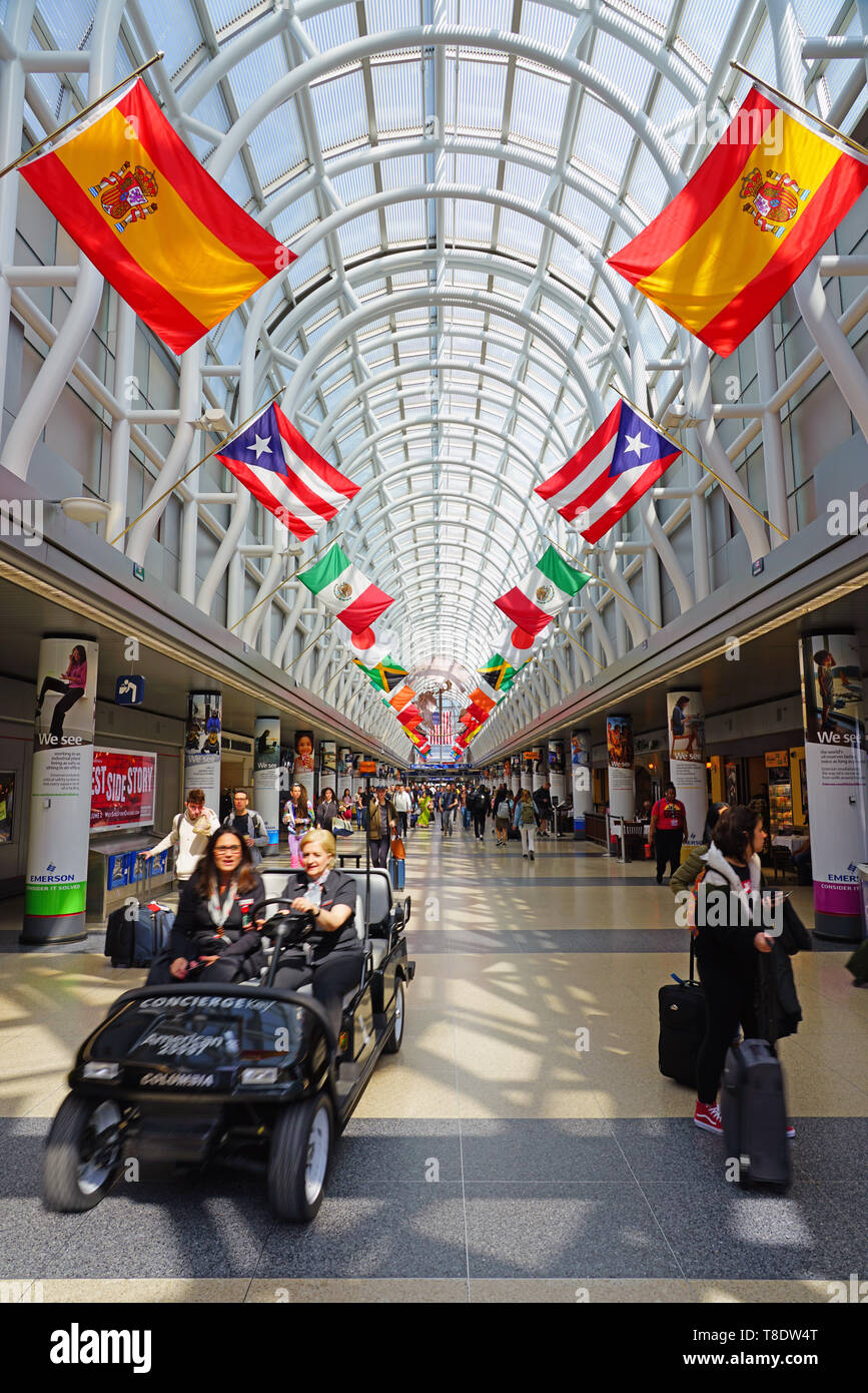 Las American Airlines Terminal Chicago, Il -21 Abr 2019- Vista De La Sala De Las Banderas En La Terminal 3