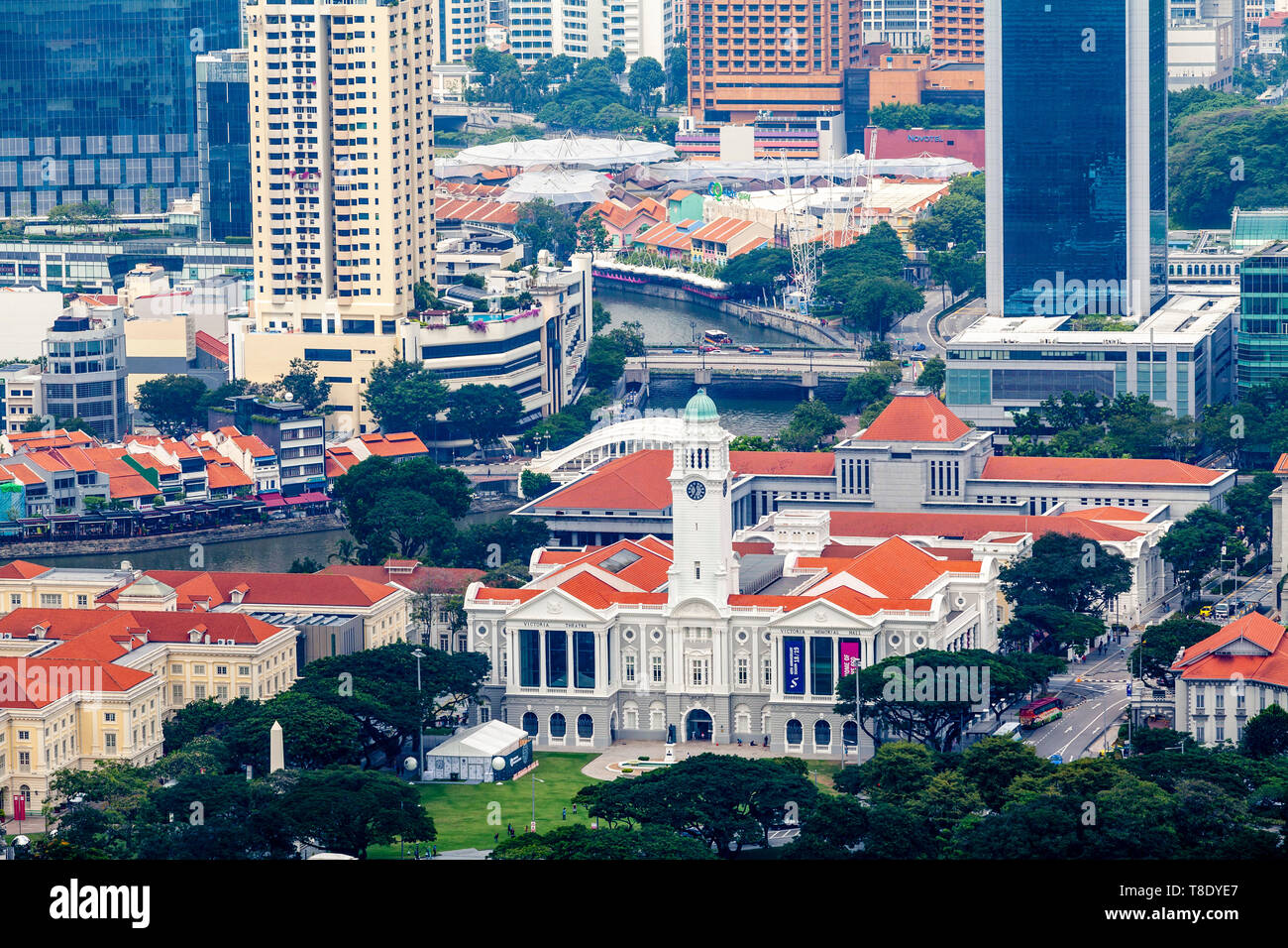 Una vista aérea del Teatro Victoria y la Sala de Conciertos y el horizonte de Singapur, Singapur, Sudeste de Asia Foto de stock