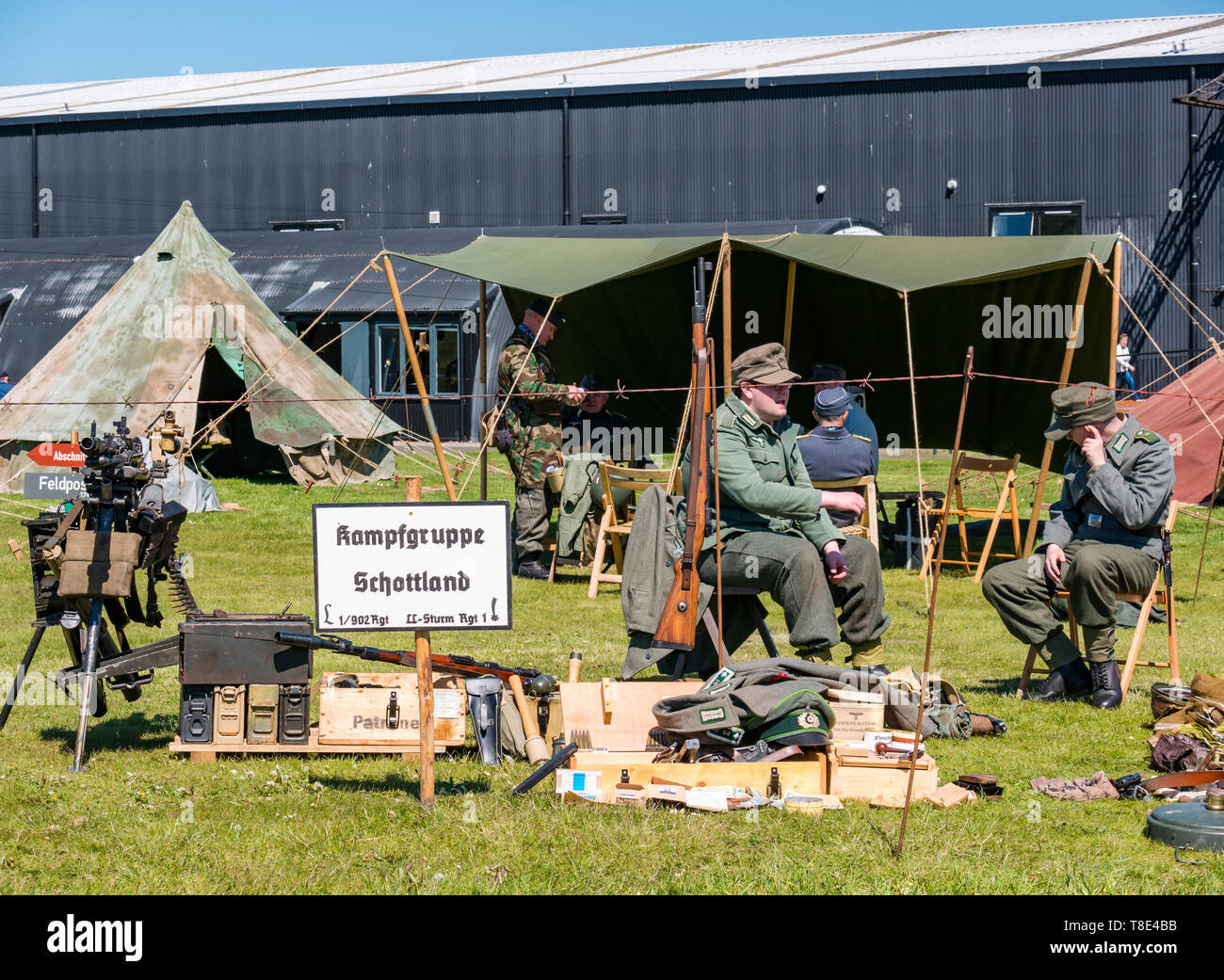 Museo del Vuelo, Oriental Fortune, East Lothian, Escocia, Reino Unido el 12 de mayo, 2019. Experiencia de guerra: Un día en familia con todas las cosas relacionadas con las Guerras Mundiales, incluyendo el rendimiento ecuestre por Les Amis d''Onno, una pantalla de infantería por Gordon Highlanders y mostrar por escoceses en la Gran Guerra grupo sobre armas de fuego y municiones militares. Amd británico alemán campamentos y equipo, así como también las ventas de vehículos del ejército americano en la pantalla. Foto de stock