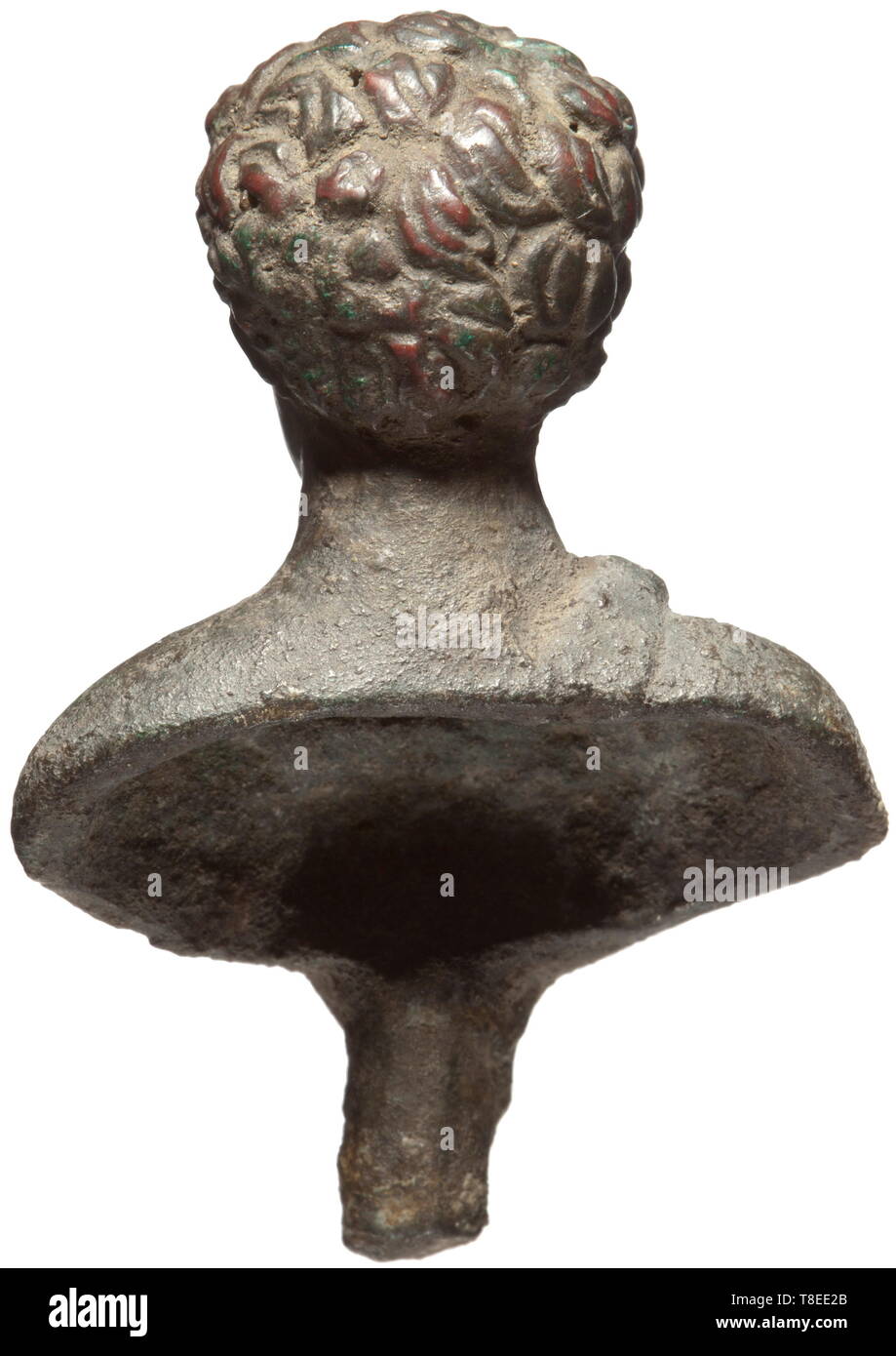 Un busto romano de la joven Commodus (161 - 192) segundo ANUNCIO del siglo. Pequeño busto de bronce con pátina verde oscuro. Retrato del Emperador menores con delicados rasgos faciales y voluminoso cabello rizado, vistiendo una túnica celebrada en el hombro derecho. La parte inferior con un pico para la fijación. 4,5 cm de altura. Marc Aurel Commodus nombrado co-emperador en 177. Tres años después de la muerte de su padre, él se convirtió en el único emperador. Después de gobernar durante 12 años, se convirtió en la víctima de una conspiración y fue estrangulado en el baño por el esclavo Narciso. El emperador Antonino dinastía, Additional-Rights-Clearance-Info-Not-Available Foto de stock