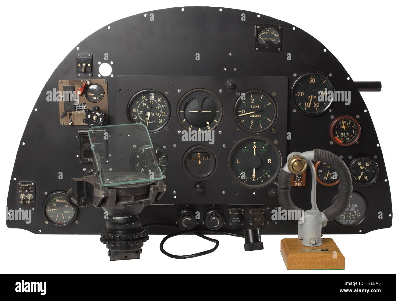 Un panel de instrumentos del avión de combate Supermarine 'Spitfire - Mk  II' a una auténtica réplica original del tablero de a bordo con  instrumentos originales e interruptores (aproximadamente 22 piezas) del