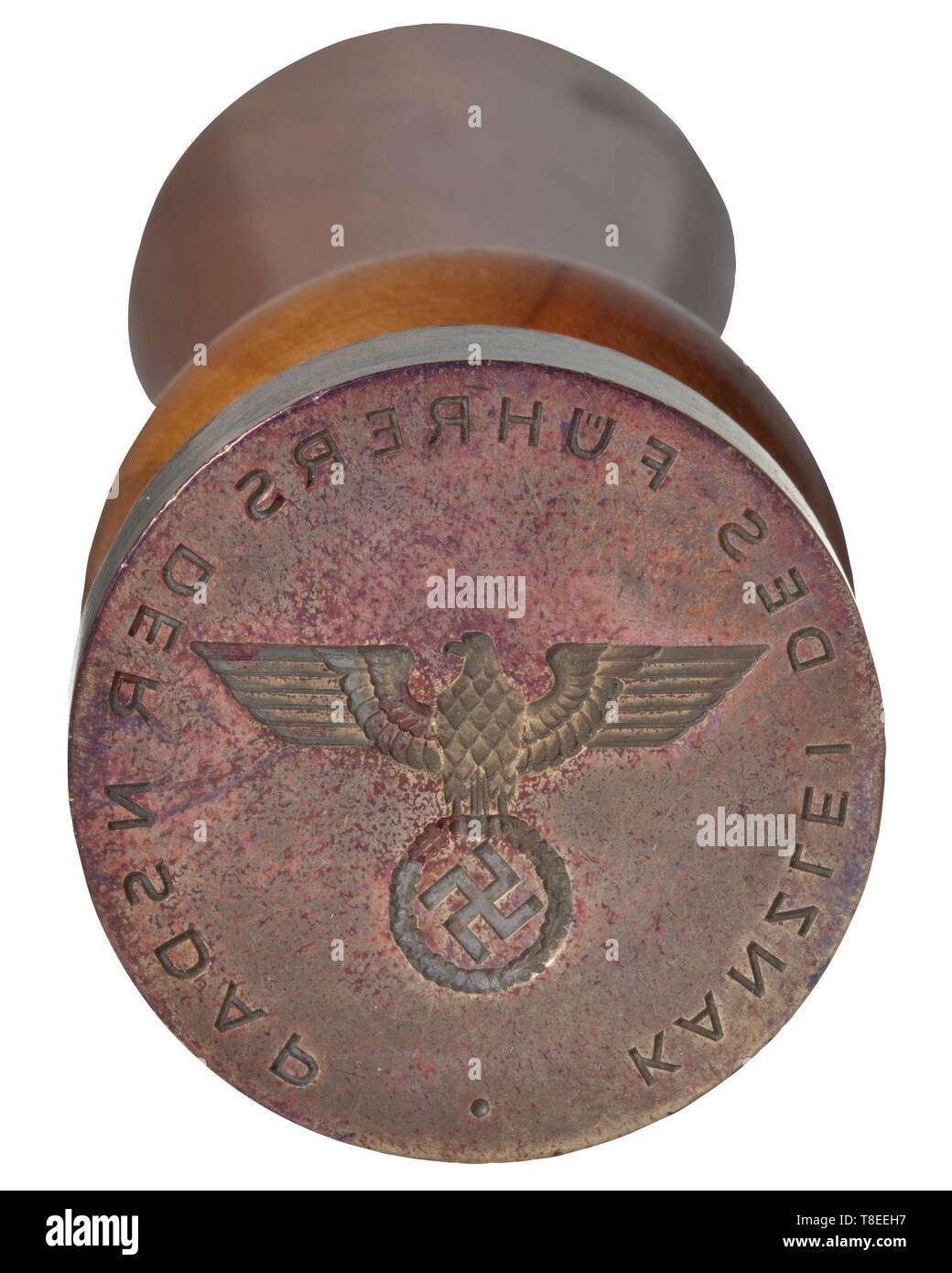 Adolf Hitler - varios sellos y precintos redonda latón sello circundante con la inscripción 'Kanzlei des Führers der NSDAP', en el centro un águila nacional, la segunda forma, 35 mm de diámetro, de madera lacada haft. Dos sellos con mangos de madera negra. Un gran sello de latón-entintado con mecanismo de resorte (sin texto) que se utiliza para bloquear (tr.) "aprobado para el pago - Adolf Hitler", etc. Un gran número consecutivo, sello de 00001 a 99999 con mecanismo de resorte integrado. Un empate y paquete sellado de junta de cera (cf. subasta 63, lote 4059). Una botella de tinta "Kores sello'. Dos almohadillas de tinta. Un larg, sólo Editorial-Use Foto de stock