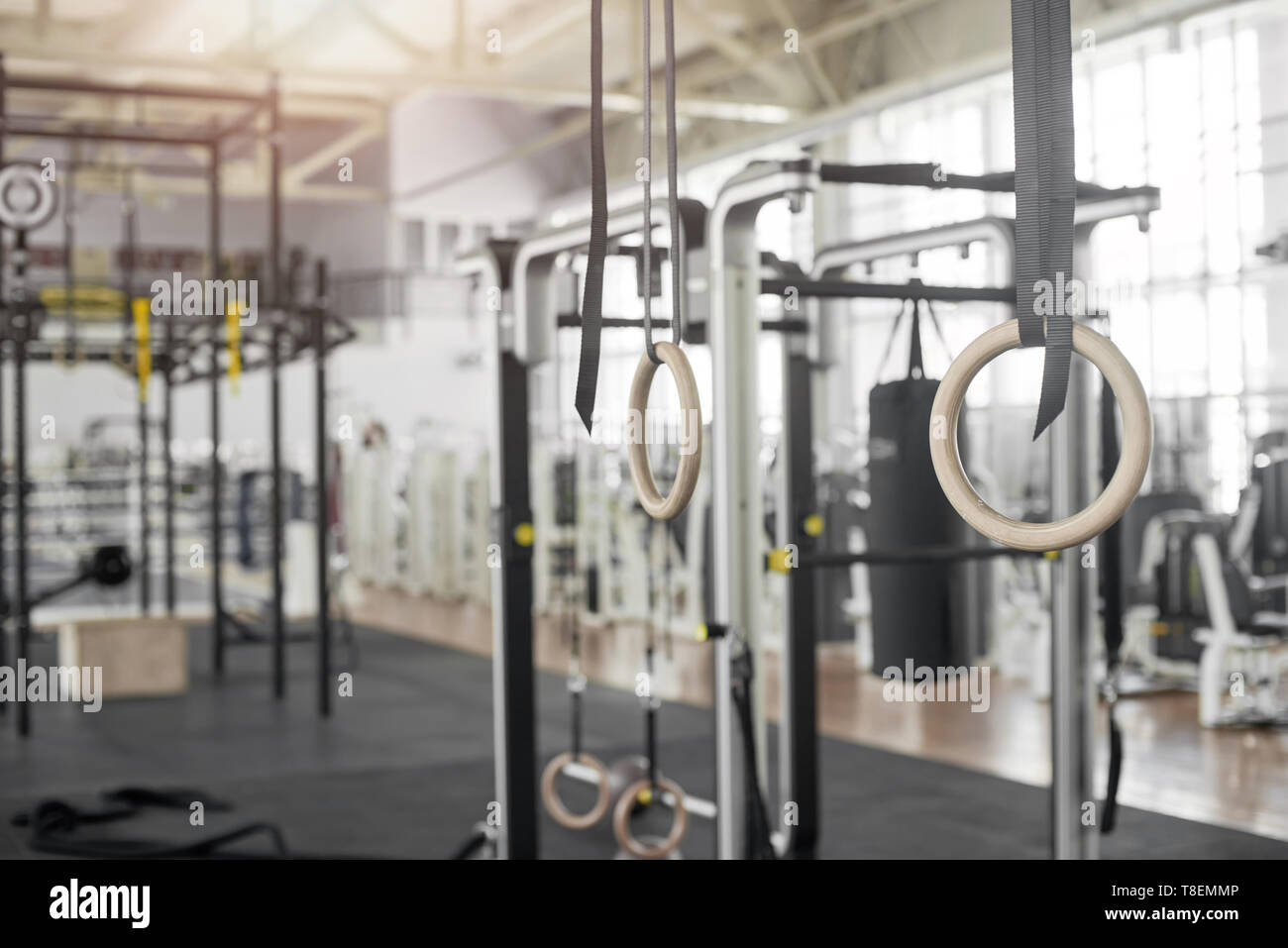 Conjunto de anillos de gimnasia en el gimnasio. Accesorios de deporte en el gimnasio. Crossfit gimnasio interior. Foto de stock