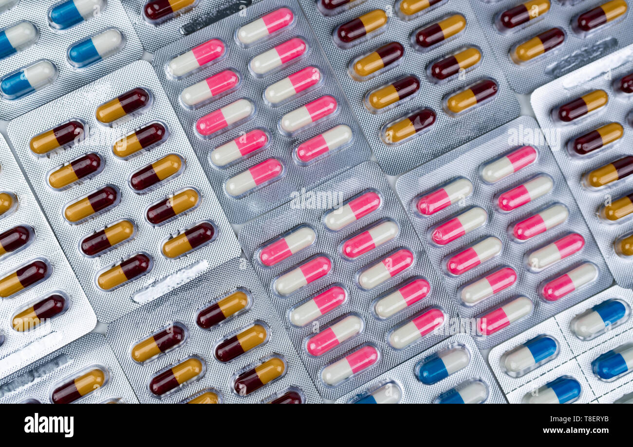 Vista superior de coloridas cápsulas antibiótico píldoras en blister. La resistencia a los medicamentos antibióticos. Industria farmacéutica. Farmacia drug store de fondo. Gl Foto de stock
