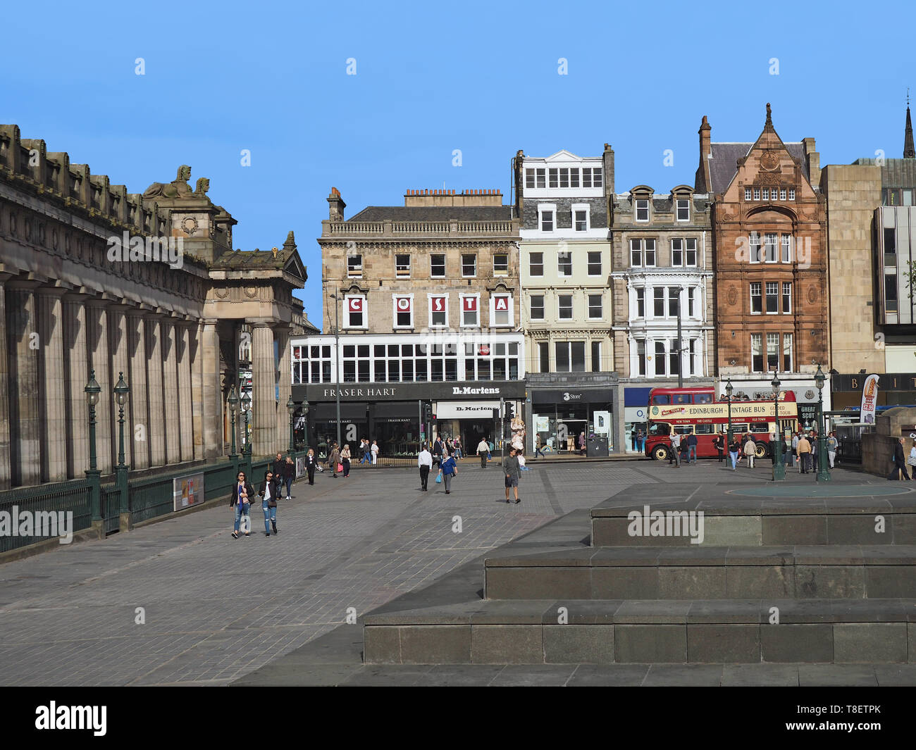 Edimburgo - Septiembre de 2016: Una vista de la calle ...