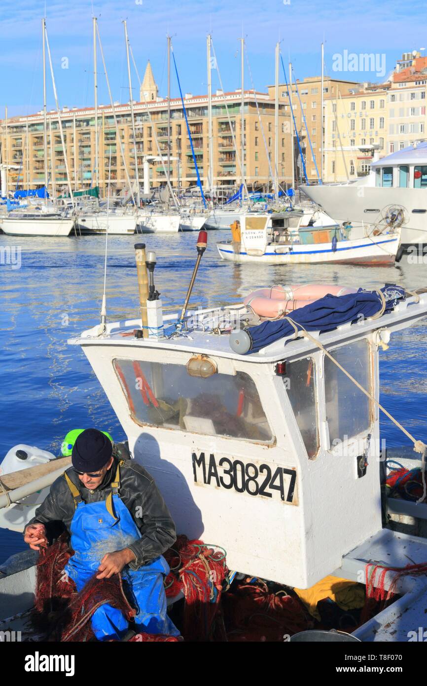 Francia, Bouches du Rhône, Marseille Vieux Port, Pointu (barcos de pesca tradicional) atrás de la pesca Foto de stock