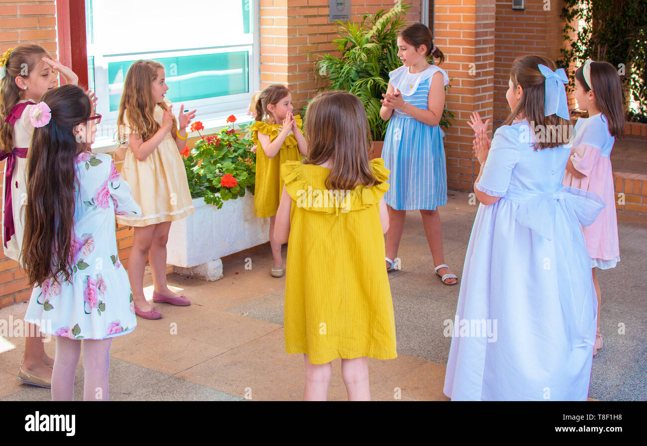 Murcia, España, 12 de mayo 2019: Fiesta cumpleaños con amigos. Las niñas celebrar fechas especiales. Conoce reunir la comunión. Niño, niños, Kid, niños Fotografía de stock - Alamy