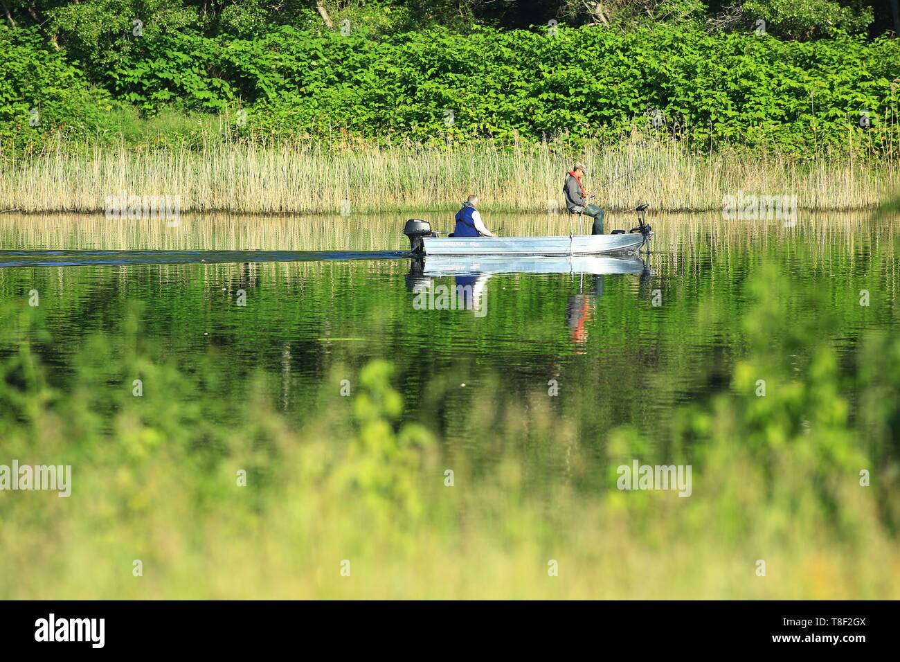 Francia, Ardèche, Beauchastel, L'Eyrieux, afluente del Ródano, el pescador Foto de stock