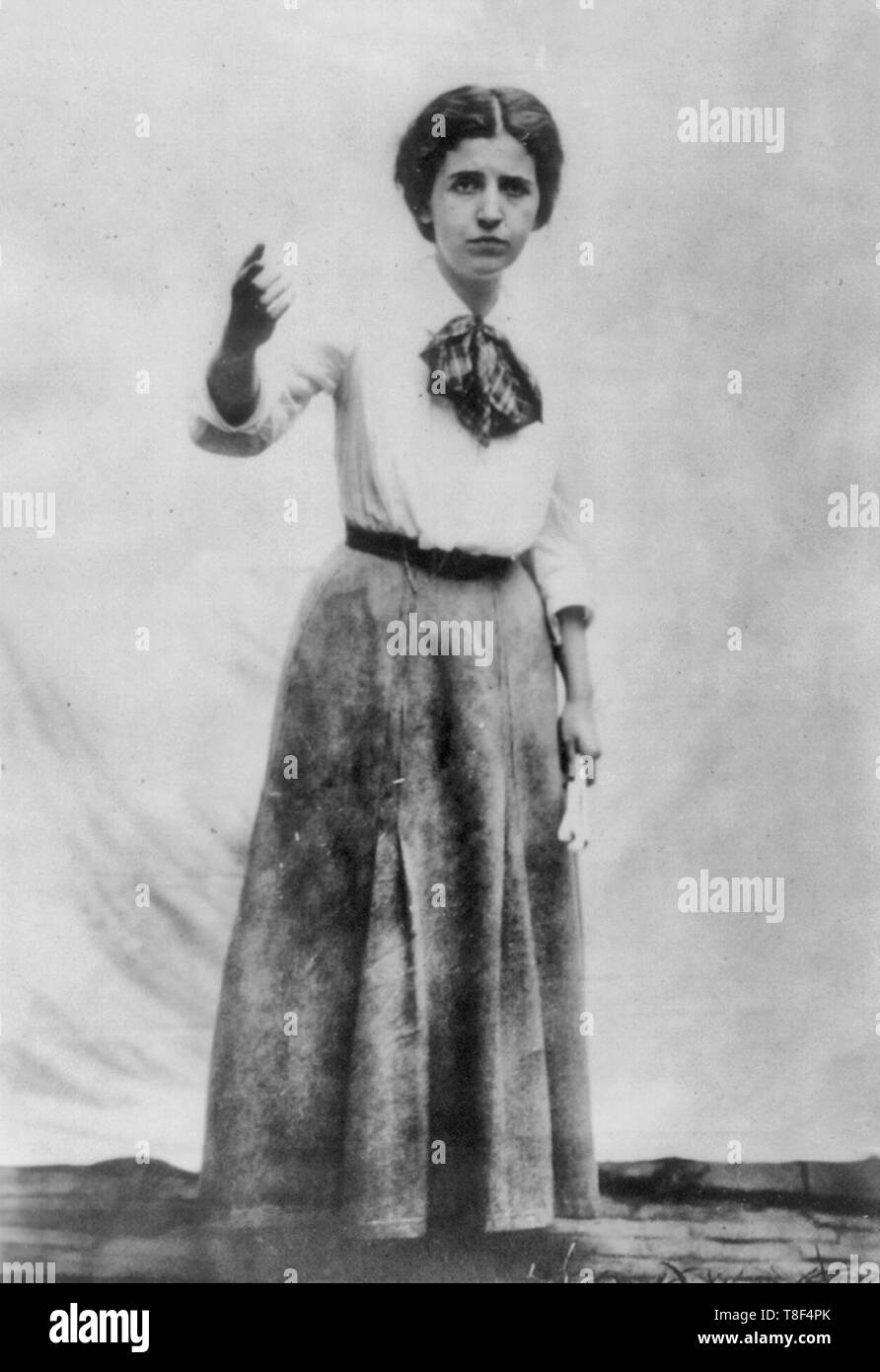 Elizabeth Gurley Flynn (Sra. J.A. Jones), 1890-1964, retrato de longitud completa, de pie, mirando hacia delante, para hablar en público la postura, circa 1915 Foto de stock