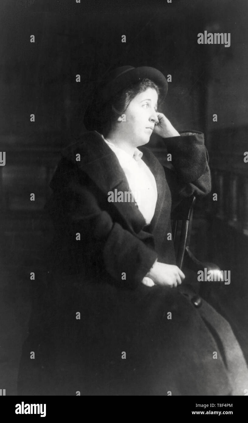 Elizabeth G. Flynn - tres cuartos de longitud vertical, sentado, mirando hacia la derecha. Chica socialista orator en juicio por discursos incitando a los huelguistas a la violencia. 1915 Foto de stock