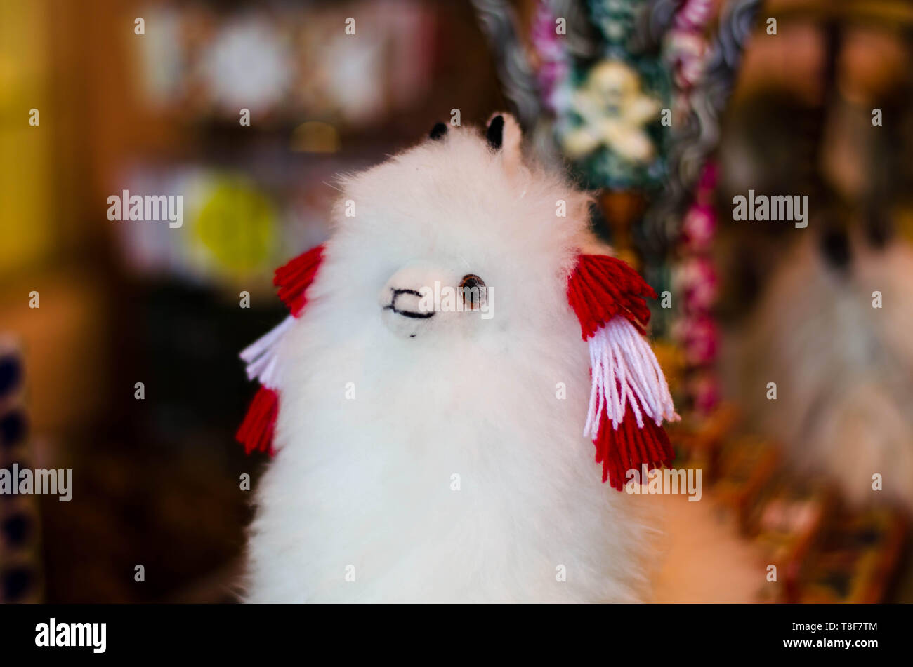 Alpaca Fluffly toy para la venta en mercados de Perú Foto de stock