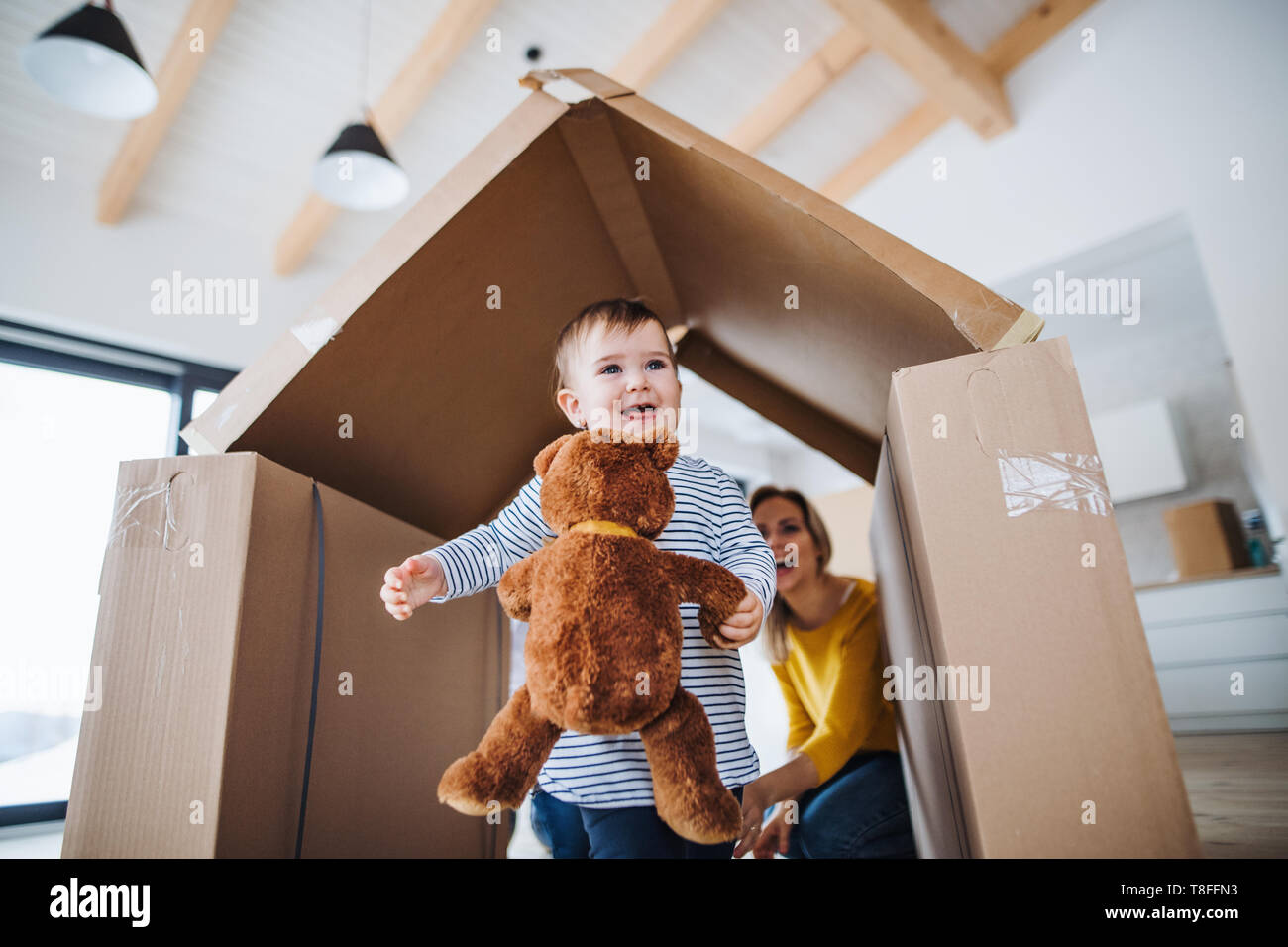 Un retrato de una familia joven con un niño niña, moviéndose en el nuevo hogar concepto. Foto de stock