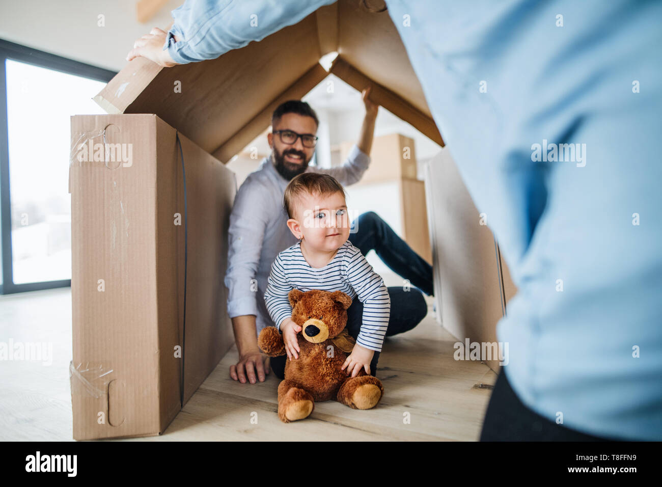 Un retrato de una familia joven con un niño niña, moviéndose en el nuevo hogar concepto. Foto de stock