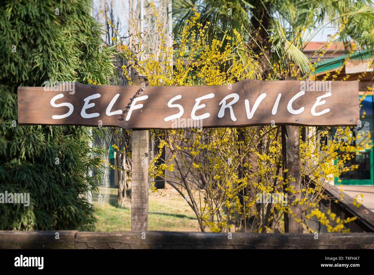 Signo escrito con el 'self service', la foto en horizontal. Foto de stock