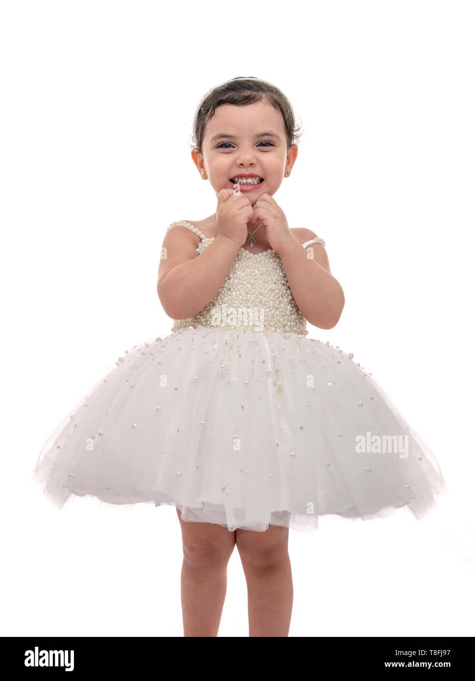 Hermoso Niño en blanco vestido de novia, Niña con la felicidad de expresión, Foto de estudio, aislado sobre fondo blanco. Foto de stock