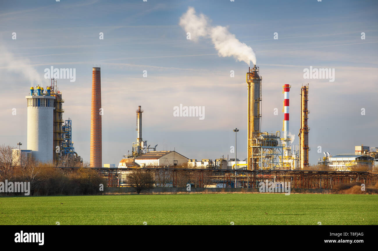 Fumar chimeneas de una fábrica petroquímica en una refinería de petróleo Foto de stock