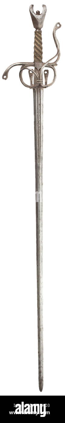 Los siguientes siete espadas proceden de una colección privada y originalmente eran parte del arsenal de Munich. Fueron recogidos en el transcurso de 25 años. Una antena-hilted espada, Munich, circa 1585 de doble filo de cuchilla aplanado sección hexagonal estampado en ambos lados con la firma 'PETTHERR WIRSBERCH' dentro de la doble fullers. El anverso estampada con "HZ" bajo una corona (= Armería Central Munich), el ricasso con luna creciente marca en ambos lados. Cinceladas, elegante iron knuckle-bow cachas con dos perforados geométricamente asimétrica, guardia, Additional-Rights-Clearance-Info-Not-Available Foto de stock