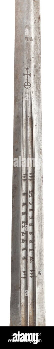 Los siguientes siete espadas proceden de una colección privada y originalmente eran parte del arsenal de Munich. Fueron recogidos en el transcurso de 25 años. Una antena-hilted espada, Munich, circa 1585 de doble filo de cuchilla aplanado sección hexagonal estampado en ambos lados con la firma 'PETTHERR WIRSBERCH' dentro de la doble fullers. El anverso estampada con "HZ" bajo una corona (= Armería Central Munich), el ricasso con luna creciente marca en ambos lados. Cinceladas, elegante iron knuckle-bow cachas con dos perforados geométricamente asimétrica, guardia, Additional-Rights-Clearance-Info-Not-Available Foto de stock