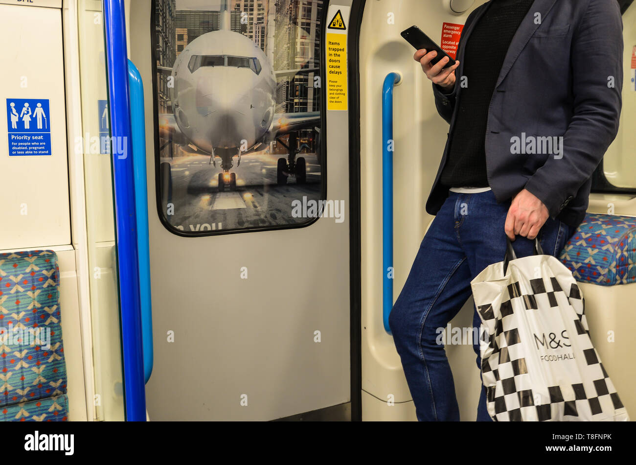 11519 El Hombre En El Tubo Con Un Avión Poster En El