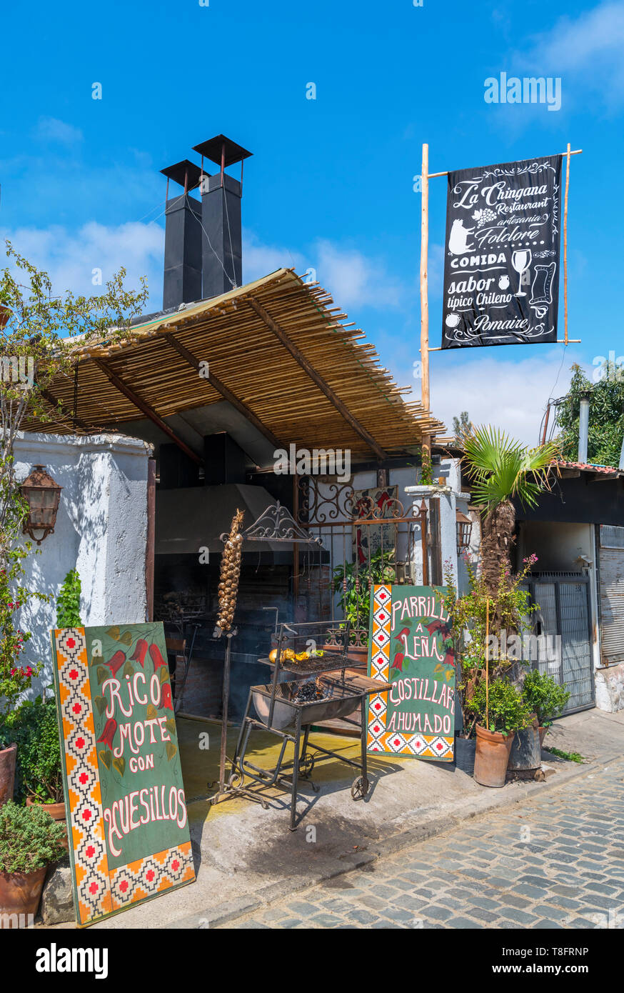 Pequeño restaurante tradicional en el pueblo de Pomaire, famoso por su alfarería local, Provincia de Melipilla, zona metropolitana de Santiago, Chile, en el sur de Am Foto de stock