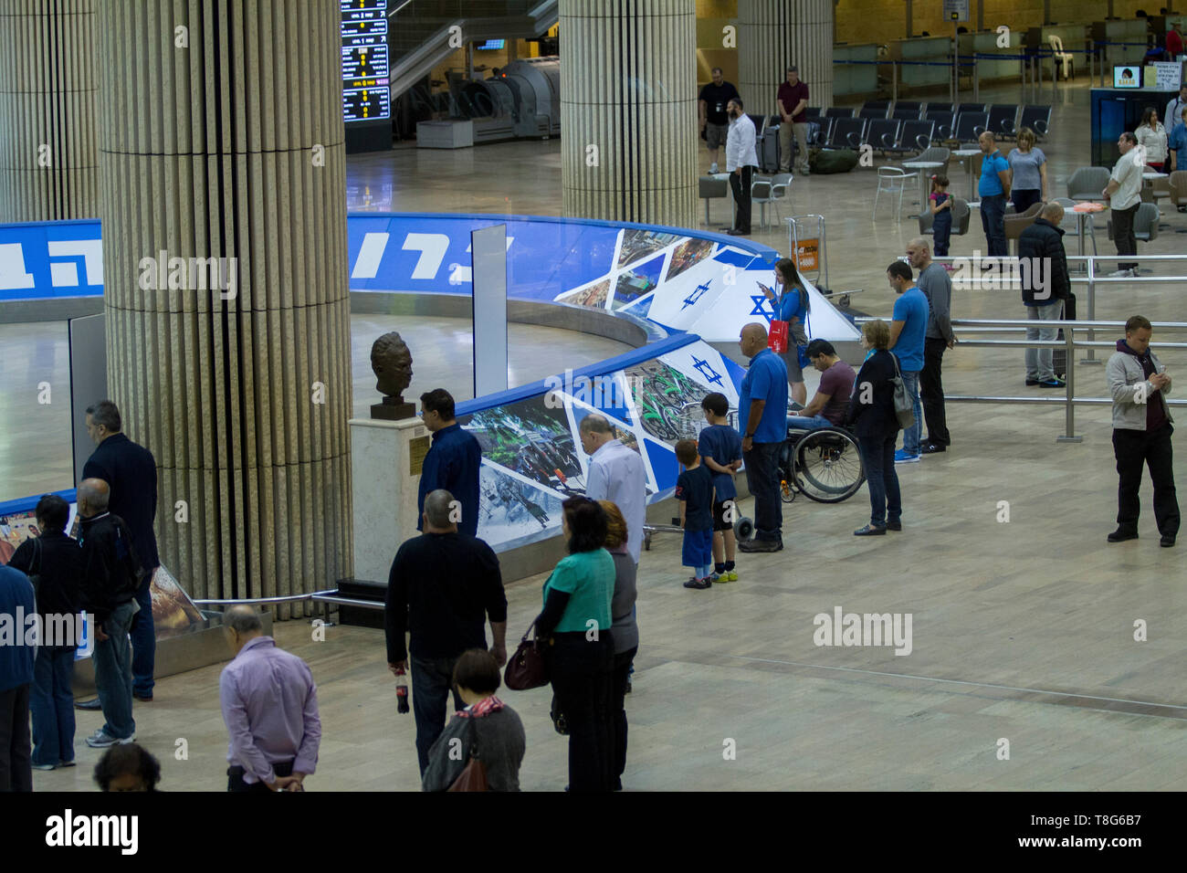 Los israelíes está todavía como una sirena suena 2 minutos a través de Israel marcando el Día del Recuerdo del Holocausto en conmemoración de los seis millones de judíos que perecen Foto de stock