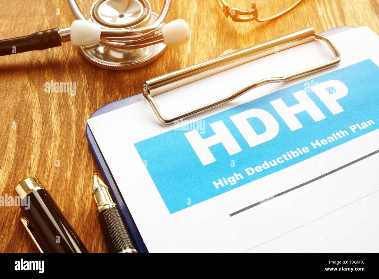 Plan de salud de deducibles altos HDHP con el portapapeles. Foto de stock