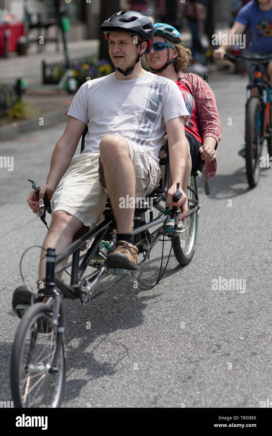 Atlanta, Georgia, EE.UU. - 07 de abril de 2019: Hombre y mujer en una  bicicleta construida para dos personas en las calles de Atlanta Fotografía  de stock - Alamy