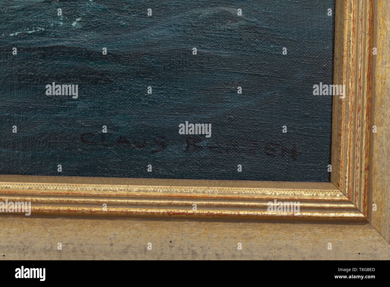 Claus Bergen (1885 - 1964) - "Im Atlántico" Óleo sobre lienzo y bastidor de camilla. Atmosférico, el mar agitado, el cielo nublado con nubes grises, sólo en el centro el cielo se abre y el sol brilla a través. Firmado en la parte inferior derecha, el bastidor de camilla en consecuencia inscrito en el reverso. Dimensiones de la pintura de 60,5 x 95 cm, dimensiones del marco 76,5 x 111 cm. En el reverso el sello de autorización para la exportación de Chile. histórico, histórico, marina, fuerzas navales, militares, militaria, la rama de servicio, las ramas de los servicios armados , Additional-Rights-Clearance-Info-Not-Available Foto de stock