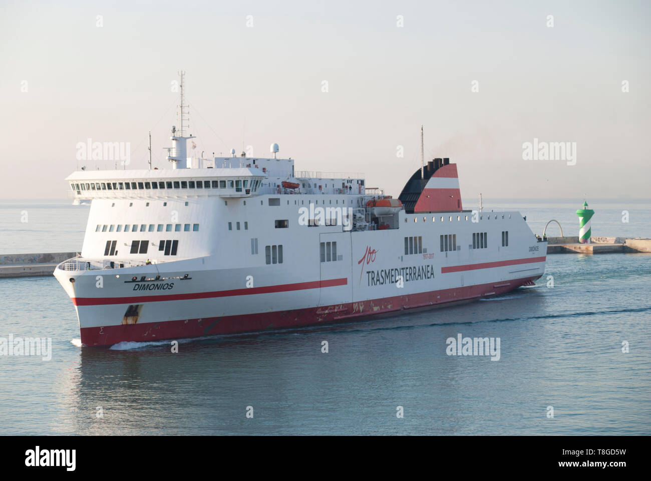 Ferry de la compañía Dimonios Trasmediterranea entrando en el puerto de  Barcelona Fotografía de stock - Alamy