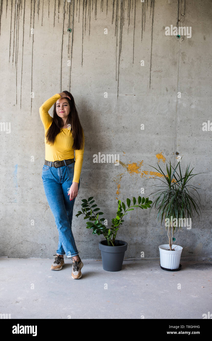Señorita de blusa amarilla y jeans Fotografía de - Alamy