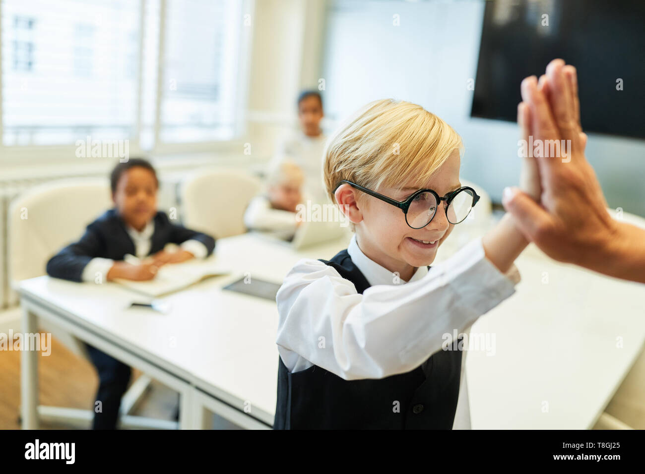 Los jóvenes como un exitoso manager hace cinco con un socio de negocios Foto de stock