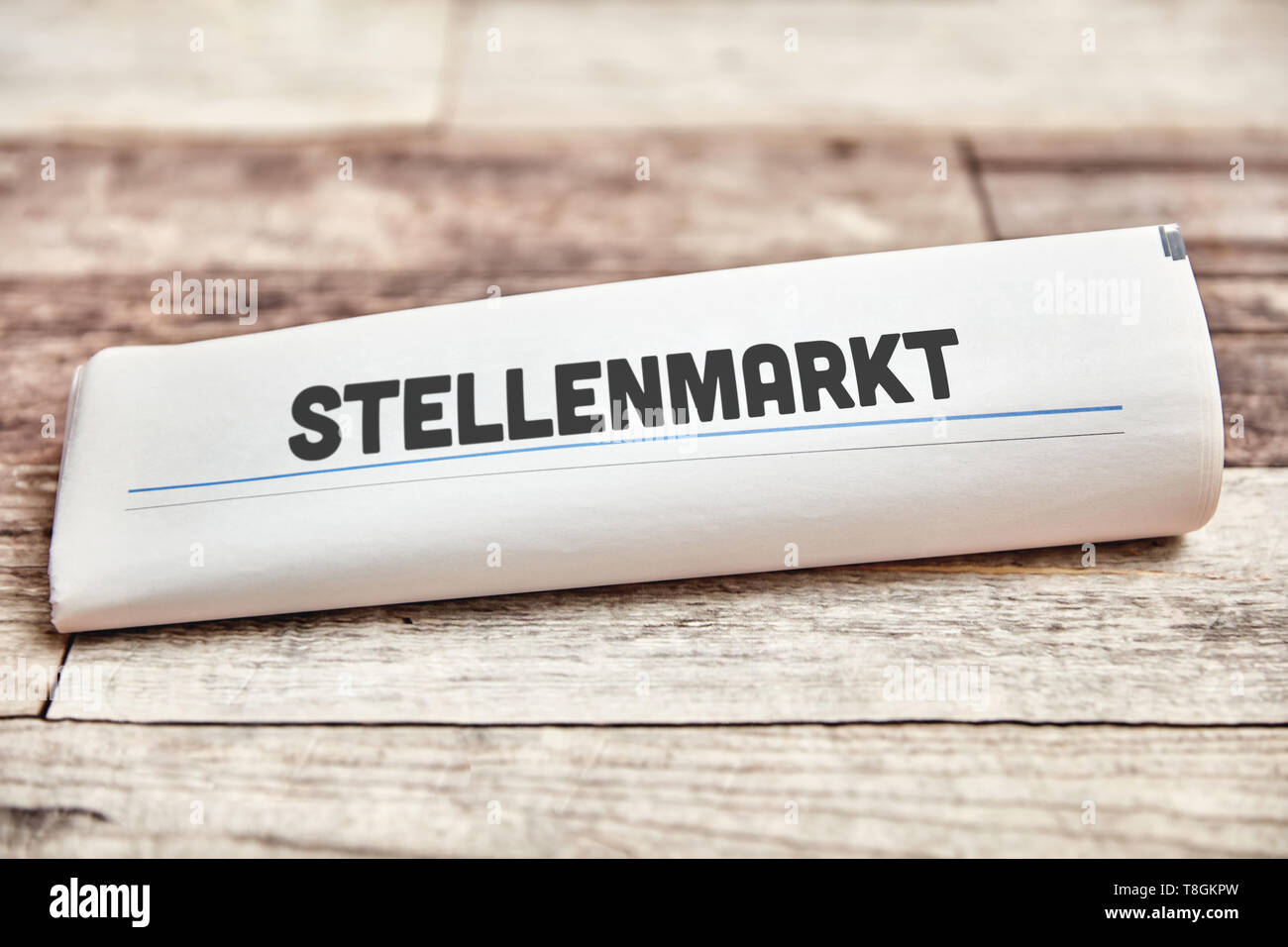 Con el periódico alemán la palabra 'Stellenmarkt' (mercado de trabajo) en la primera página Foto de stock