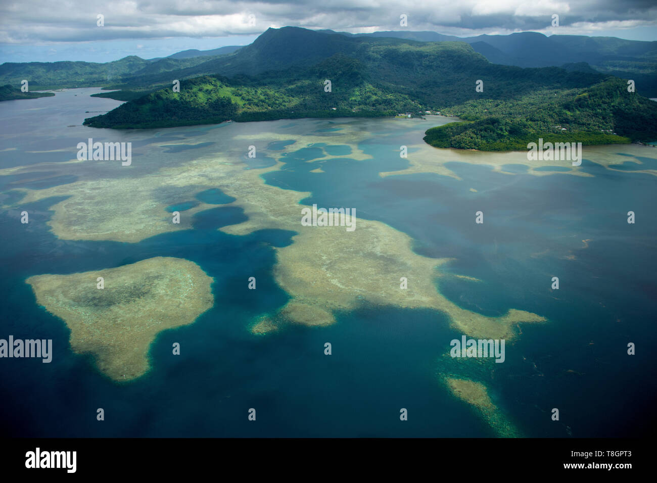 Vista aérea de la laguna de Pohnpei, Estados Federados de Micronesia Foto de stock