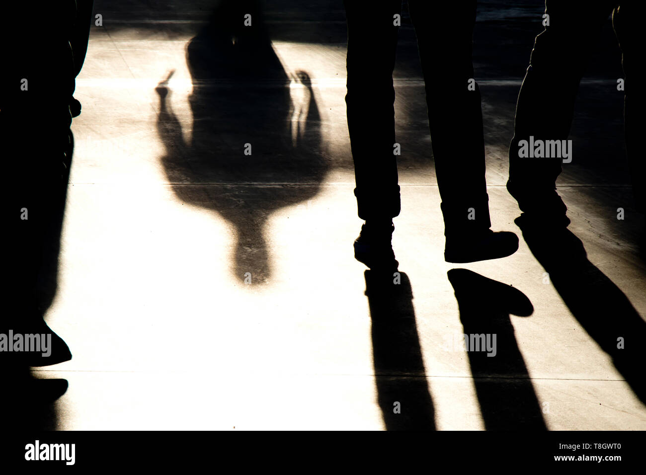Sombra siluetas de gente caminando en sepia blanco y negro Foto de stock