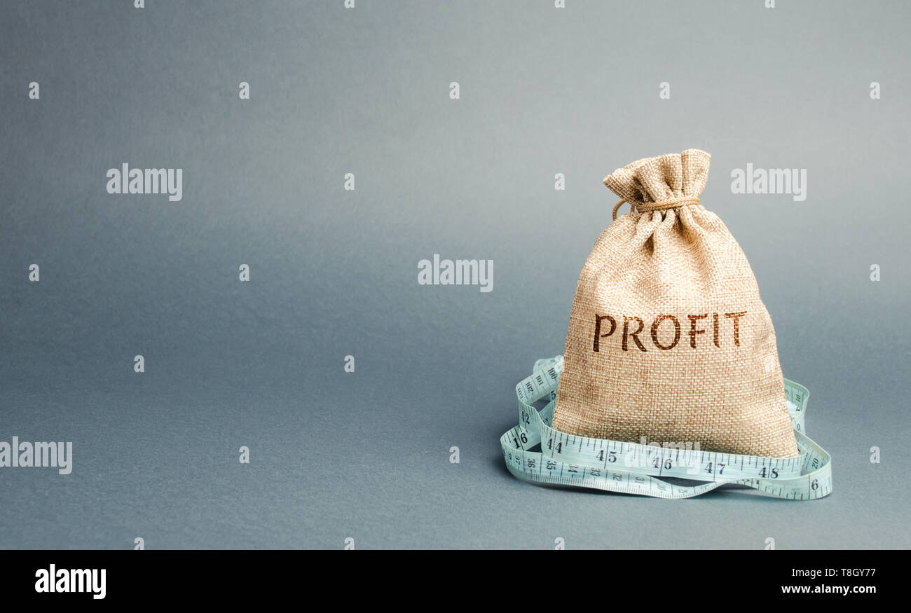 Bolsa de dinero con la palabra lucro y cinta métrica. El concepto de beneficio limitado. La falta de dinero y de la pobreza. Los pequeños ingresos. La reducción de los salarios. Unsuccessfu Foto de stock