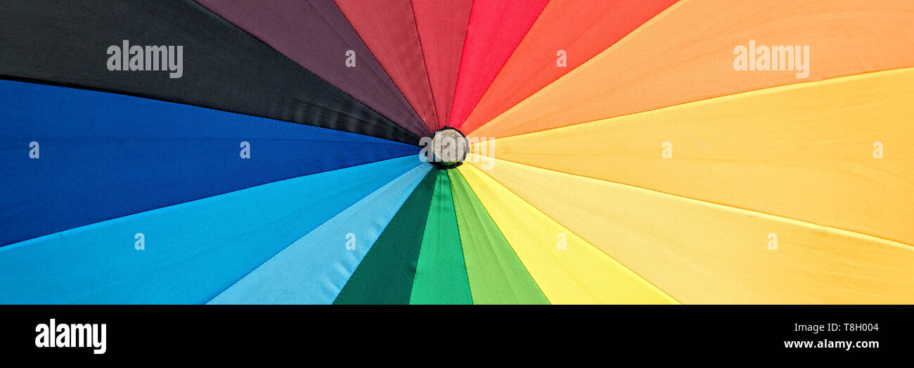 Close-up de un arco iris de colores paraguas Foto de stock