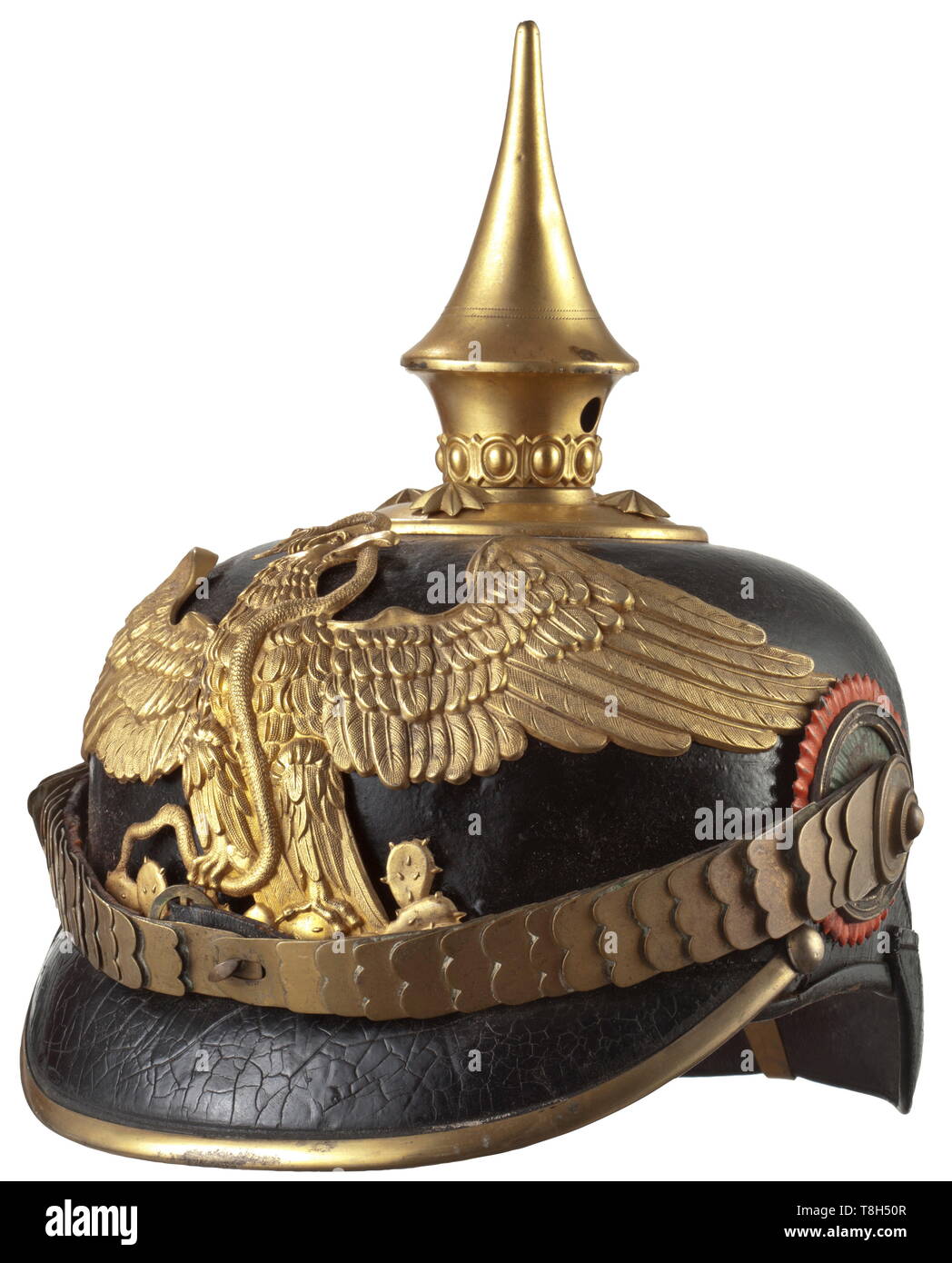 Un casco para los oficiales de las fuerzas de tierra, circa 1900 Versión  tras un modelo alemán. Cráneo cuero lacado negro con montajes de latón  dorado, verde y rojo, viseras, revestidos de