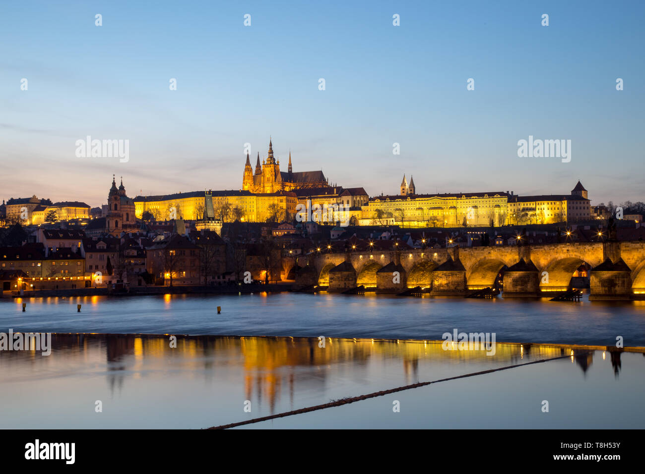 El Castillo de Praga y Puente de Carlos Foto de stock
