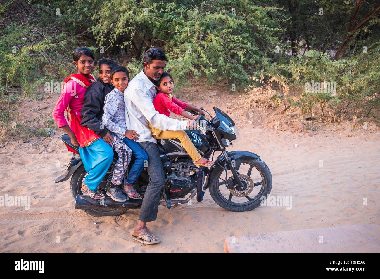 Bolo Da Motocicleta (criança) Foto de Stock - Imagem de motocicleta,  enchido: 20772734