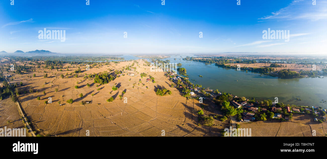 Panorámicas aéreas 4000 islas del río Mekong, en Laos, Li Phi cascadas, famoso destino turístico backpacker en el Sudeste de Asia Foto de stock