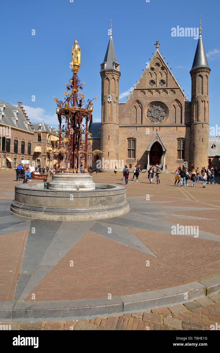 La Haya, Holanda - Abril 18, 2019: El Ridderzaal (Knight's Hall),con el neo-gótico fountain (1883) y la estatua de oro del rey Guillermo 2 Foto de stock