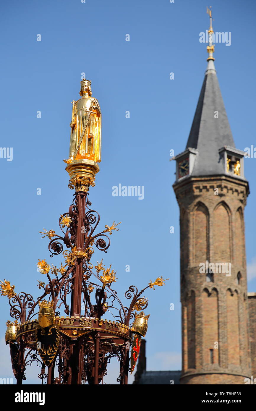 Detalle de la fuente de estilo neo-gótico (estatua dorada que representa el Rey Willem 2, 18 siglo) con una torreta de la Ridderzaal, La Haya, Países Bajos Foto de stock