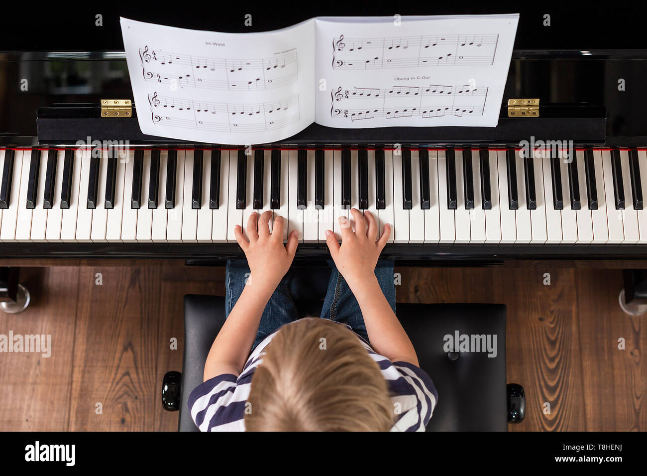 Niño de 4 años, tocando el piano Foto de stock