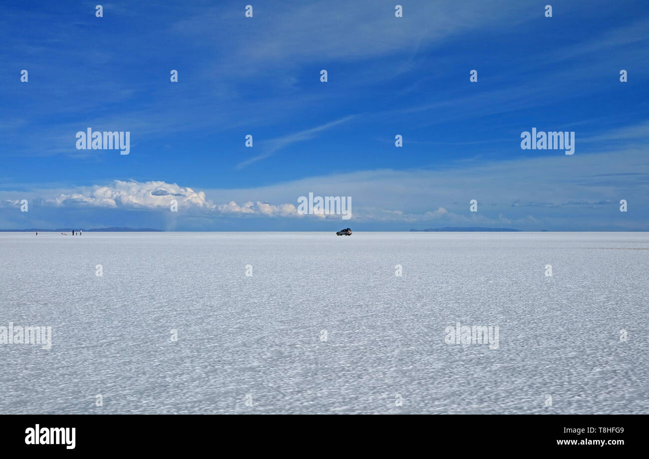 El salar más grande del mundo con un aparcamiento Van, el Salar de