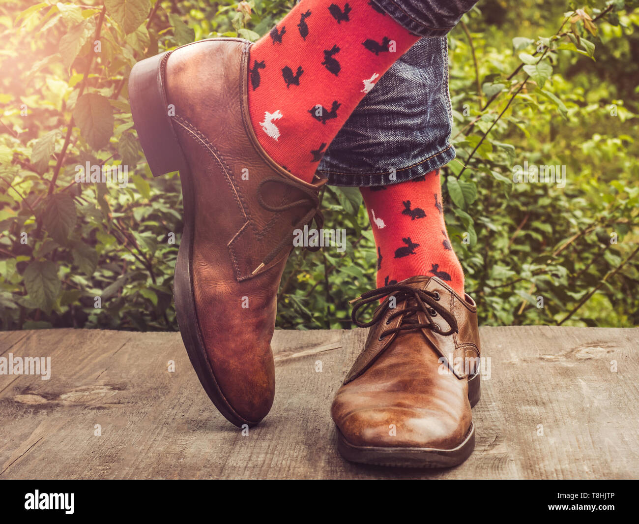 Los las piernas en elegantes zapatos y calcetines divertidos Fotografía de stock - Alamy