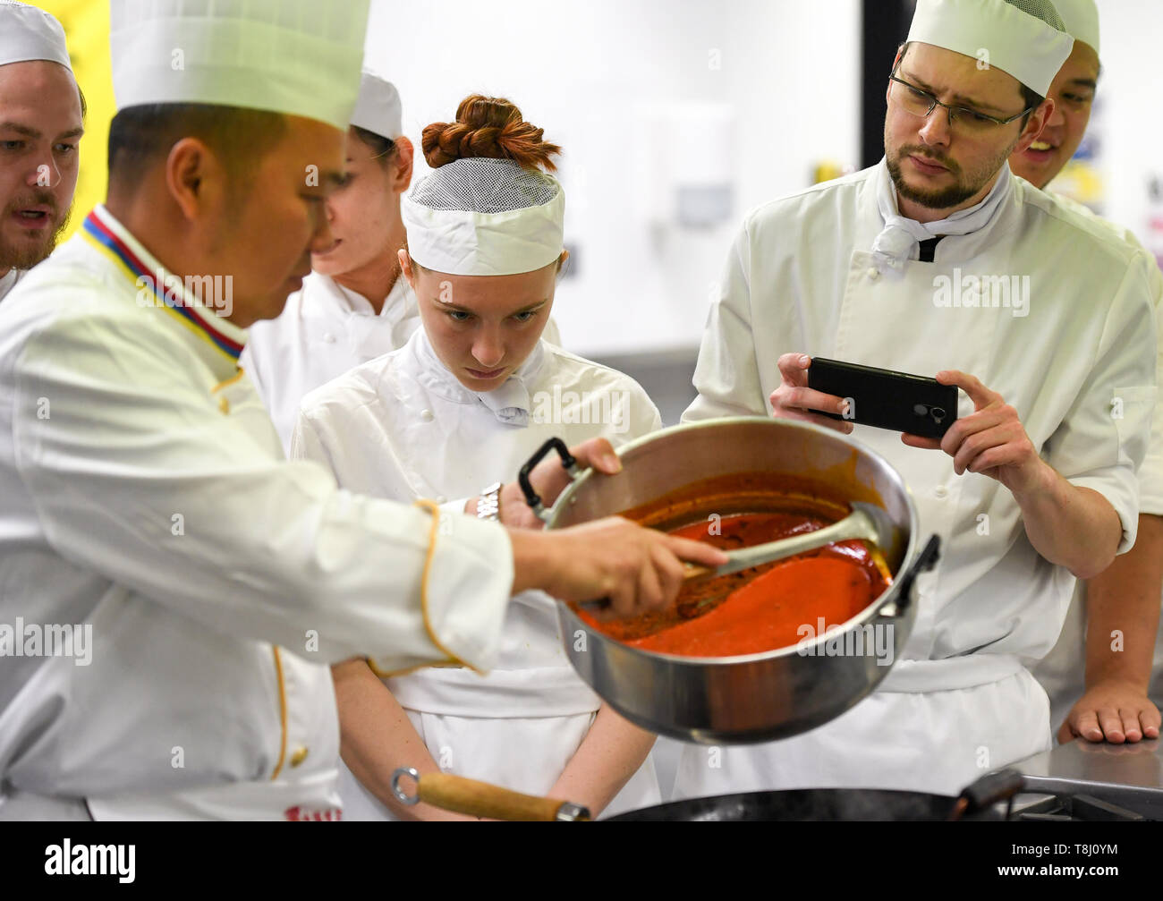 190514) - Wellington, 14 de mayo de 2019 (Xinhua) -- los estudiantes de chef  local ver la demostración de hacer sopa de estofado de base durante un  curso especial de cocina por