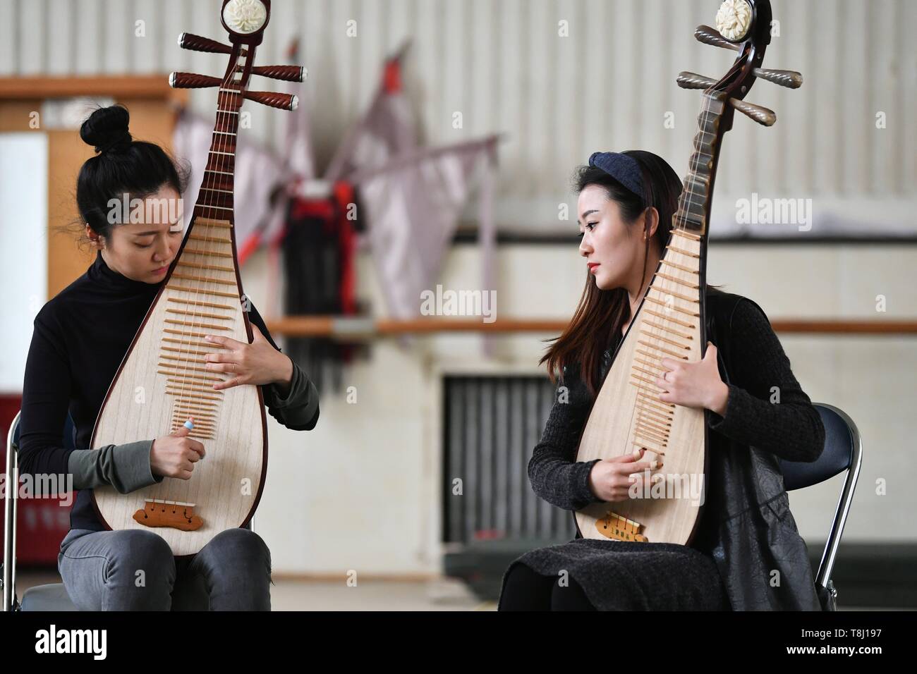 Dunhuang, China. El 13 de mayo, 2019. Los jugadores Zhang Geping (L) y Zhao  Xiaotong practica tocando la pipa en Lanzhou orquesta tradicional en  Lanzhou, provincia de Gansu del noroeste de China,